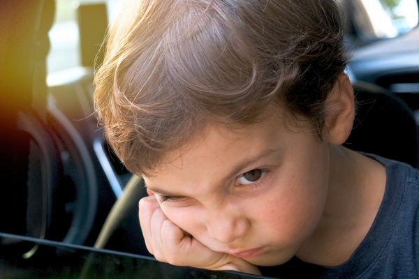 niño enfadado porque no quiere ir al colegio